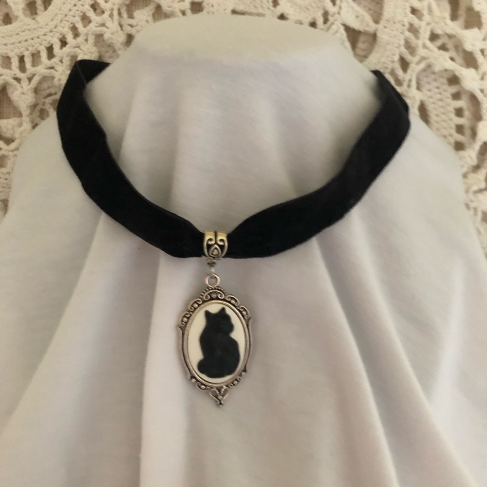 NWOT Cat Cameo Choker